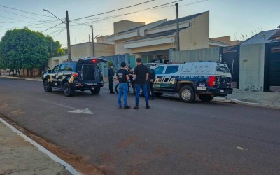 VEJA O VÍDEO: Arma escondida no teto, motos e até Dodge Ram termina em prisões durante operação da PM e Civil de Três Lagoas e Brasilândia 