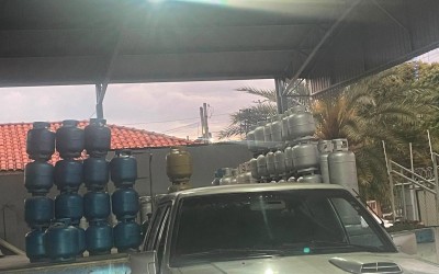 Por pouco não termina em tragédia: Coqueiro atinge fiação, provoca labaredas de fogo e por pouco não atinge depósito de gás em Três Lagoas