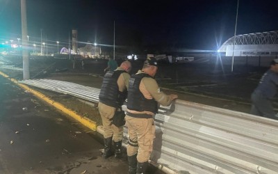 VEJA O VÍDEO: Forte vendaval arranca placas de zinco em frente à Feira Central e as arremessa no meio de avenida, causando risco de acidentes em Três Lagoas