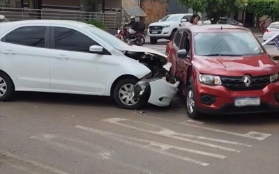 Bateu e deixou o carro para trás: Colisão entre dois veículos termina com automóvel abandonado em Três Lagoas