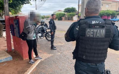VEJA O VÍDEO: GETAM de Três Lagoas dá o bote e prende foragida; sorridente, ela quase manda um “alô pro Fantástico”
