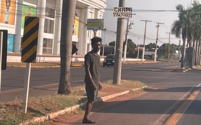 Enquanto muitos reclamavam da vida, ele luta: Com uma perna amputada, homem sobrevive de moedas e trocados em semáforo de Três Lagoas