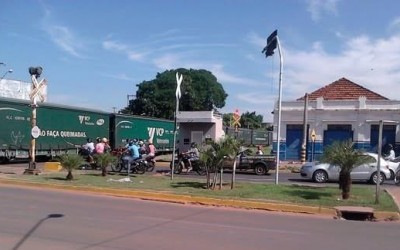 Quem se lembra? Passagem de trem que dividiu ao meio Três Lagoas ao fazer manobras: Motoristas esperavam na fila para chegarem em casa ou ao trabalho