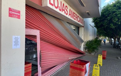 Lojas Americanas de porta fechada em Três Lagoas: Aviso na porta informa suspensão do atendimento por período indeterminado