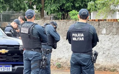 Homem atira contra policiais, invade casa e morre durante confronto