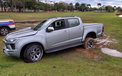 Polícia descobre que homem que bateu caminhonete de luxo na Lagoa Maior de Três Lagoas e atolou veículo veio a cidade para a “noite’ e voltou de táxi do seguro para sua cidade no interior paulista