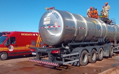 Trabalhador cai dentro de tanque de carreta durante lavagem e bombeiros realizam resgate em Três Lagoas