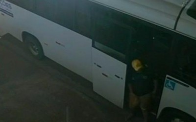 VEJA O VÍDEO REVOLTANTE: Homem estaciona micro-ônibus e se masturba por quase 7 minutos para menor de 15 anos em Três Lagoas; faça sua denúncia 