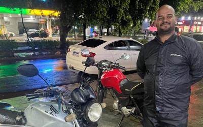 Enquanto você descansa, eles estão nas ruas: Chuva, trânsito e coragem fazem parte da rotina dos motoentregadores 