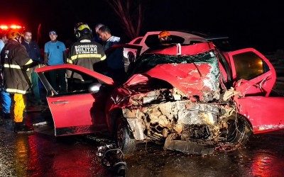 VEJA O VÍDEO - TRAGÉDIA NA BR-158: Três pessoas morrem em colisão com carreta perto da ponte do Rio Sucuriú em Três Lagoas