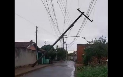 Poste quase cai durante fortes ventos e chuva que atingiu Três Lagoas