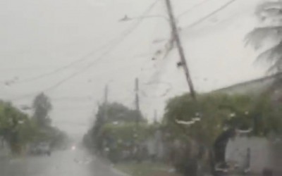 VEJA O VÍDEO: Até quando vão esperar cair? Vendaval expõe postes antigos e acende alerta para Prefeitura cobrar providências da Elektro em Três Lagoas
