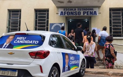 Posso votar com camiseta do meu candidato e parar o carro adesivado na porta da escola? Veja o que diz o TSE