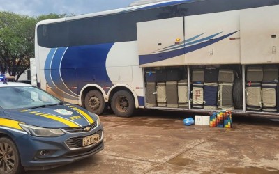 VEJA O VÍDEO: O cheiro não passou despercebido”: PRF encontra 189 volumes de perfumes e 500 maços de cigarros em ônibus na BR-262