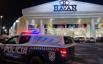 Nem a eleição afasta o crime: Dupla tenta arrombar porta da Havan durante a madrugada em Três Lagoas