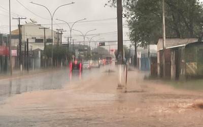 Chuva alaga avenida e outros pontos de Três Lagoas no domingo de eleição