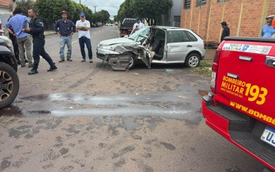 Mãe fica ferida e presa às ferragens em colisão violenta; bebê e outra criança também estavam no carro