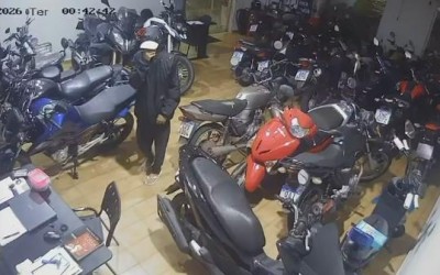 VEJA O VÍDEO: Ladrão é filmado furtando quatro motos de loja na madrugada em Três Lagoas; uma de R$ 14 mil ainda não foi encontrada