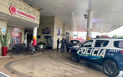 De novo no pátio do posto: frentistas não aguentam mais; homem embriagado tenta quebrar banheiro e xinga funcionários