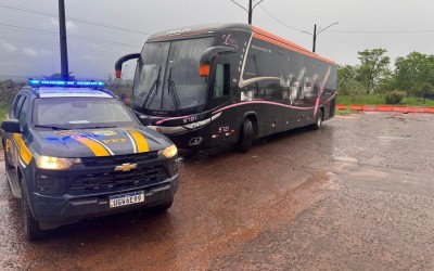 VEJA O VÍDEO: Homem é preso após incendiar ônibus na BR-262; 13 passageiros conseguem escapar das chamas entre Três Lagoas e Água Clara