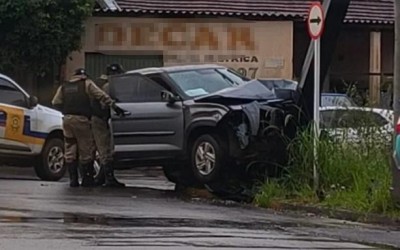 Mesmo com semáforo, cruzamento registra colisão e deixa dois feridos em Três Lagoas