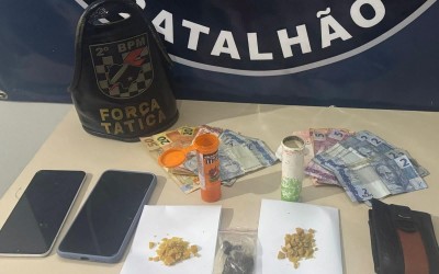 Sentados na frente de casa vendendo drogas: Força Tática dá o bote e prende dupla na Vila Piloto em Três Lagoas