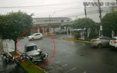 Motorista provoca acidente e outro veículo atinge motos estacionadas em Três Lagoas; condutor deixou o local   