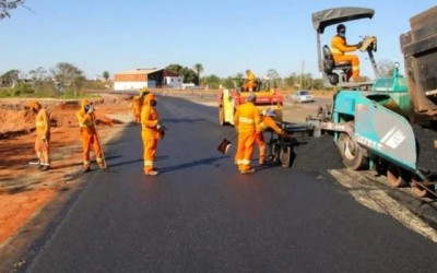 Em pleno feriadão, motoristas enfrentam congestionamentos na BR-262 devido às obras do novo posto fiscal próximo à ponte do Rio Paraná