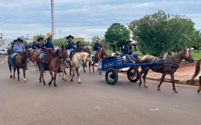 VEJA O VÍDEO: Cavalgada chega a Brasilândia e movimenta a economia da cidade com visitantes de toda a região