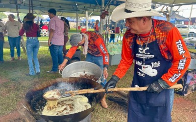 VEJA O VÍDEO: Almoço da cavalgada de Brasilândia começou a ser preparado no sábado e resgata a tradição da culinária caipira