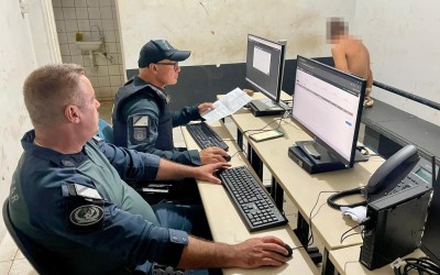 VEJA O VÍDEO: “Xerife do bairro” destrói carro de vizinhos com marreta, fica pianinho diante da polícia e chora com medo de ir para o presídio em Três Lagoas