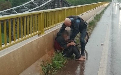 VEJA O VÍDEO: Mesmo debaixo de forte chuva, policiais militares de Três Lagoas salvam homem que tentava pular da ponte do Rio Paraná; vítima já apresentava sinais de hipotermia