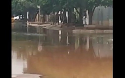 VEJA O VÍDEO: Piscinão transborda e deixa moradores ilhados entre os bairros Paranapungá e São Jorge, em Três Lagoas
