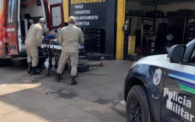 O pau pegou na borracharia! Briga entre colegas de trabalho termina com homem ferido por barra de ferro em Três Lagoas