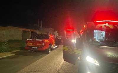VEJA O VÍDEO: Faca, ciúmes e fogo: Homem teria ameaçado vizinhos e incendiado a própria casa em Três Lagoas