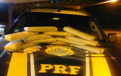 PRF de Três Lagoas apreende maconha em micro-ônibus 