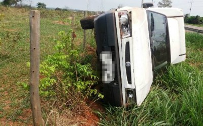 Bombeiros socorrem vítima de capotamento na BR-262