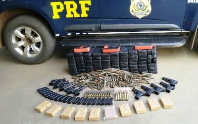 Munições calibre .50, cocaína e armas são apreendidas em carro de luxo 