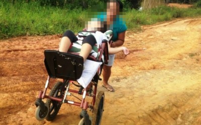 Veículo da prefeitura que transportava servidores não presta atendimento a deficiente 