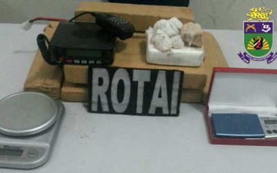 Denúncia anônima leva Polícia Militar a estoque de drogas escondido em terreno baldio