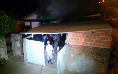 Incêndio destrói residência e dona de casa desconfia que ex possa ter causado o crime