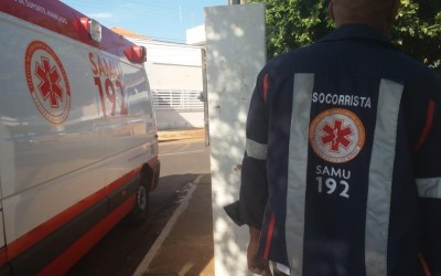 Mulher fica gravemente ferida após ser atingida por moto, que foge sem prestar socorro