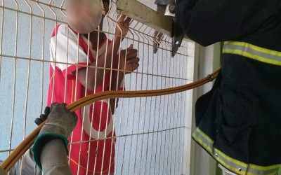 Estudante tenta pular portão de escola e acaba ficando preso à grade