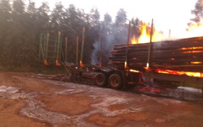 Carreta com eucaliptos pega fogo em estrada vicinal no Córrego Moeda