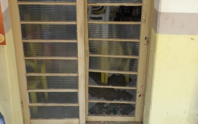 Conveniência é arrombada e autor leva bebidas, cigarro e dinheiro