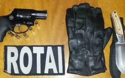 Polícia apreende arma de fogo, munições e luva em estabelecimento comercial 
