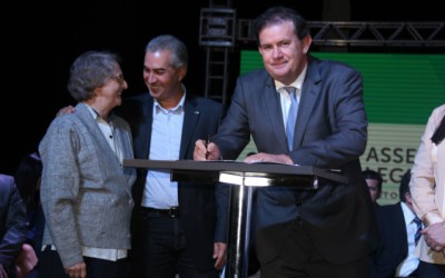 Deputado Eduardo Rocha assina convênios para repasse de emendas parlamentares