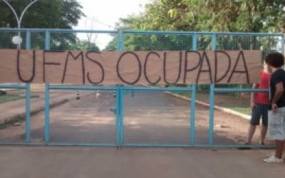 Estudantes invadem sede da UFMS no interior em protesto contra Temer