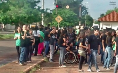 Alunos da Fernando Corrêa fazem abraço à escola, em protesto a PEC