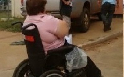 Aluna cadeirante não consegue acesso por conta de estacionamento irregular na UFMS